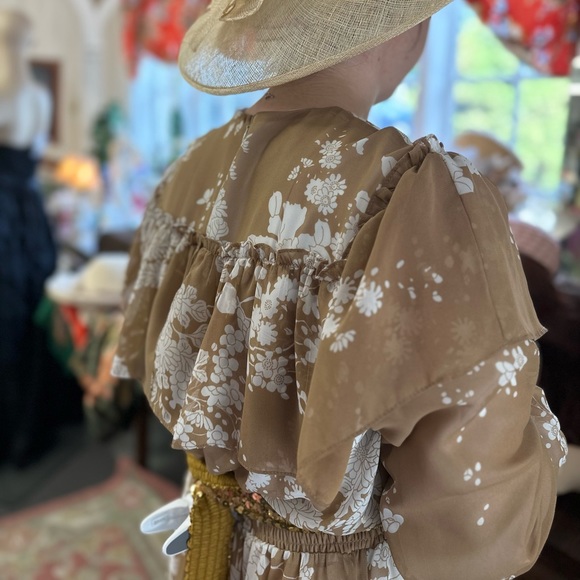 Gorgeous Dress w/Ruffles, We LOVE It !! - Picture 4 of 8